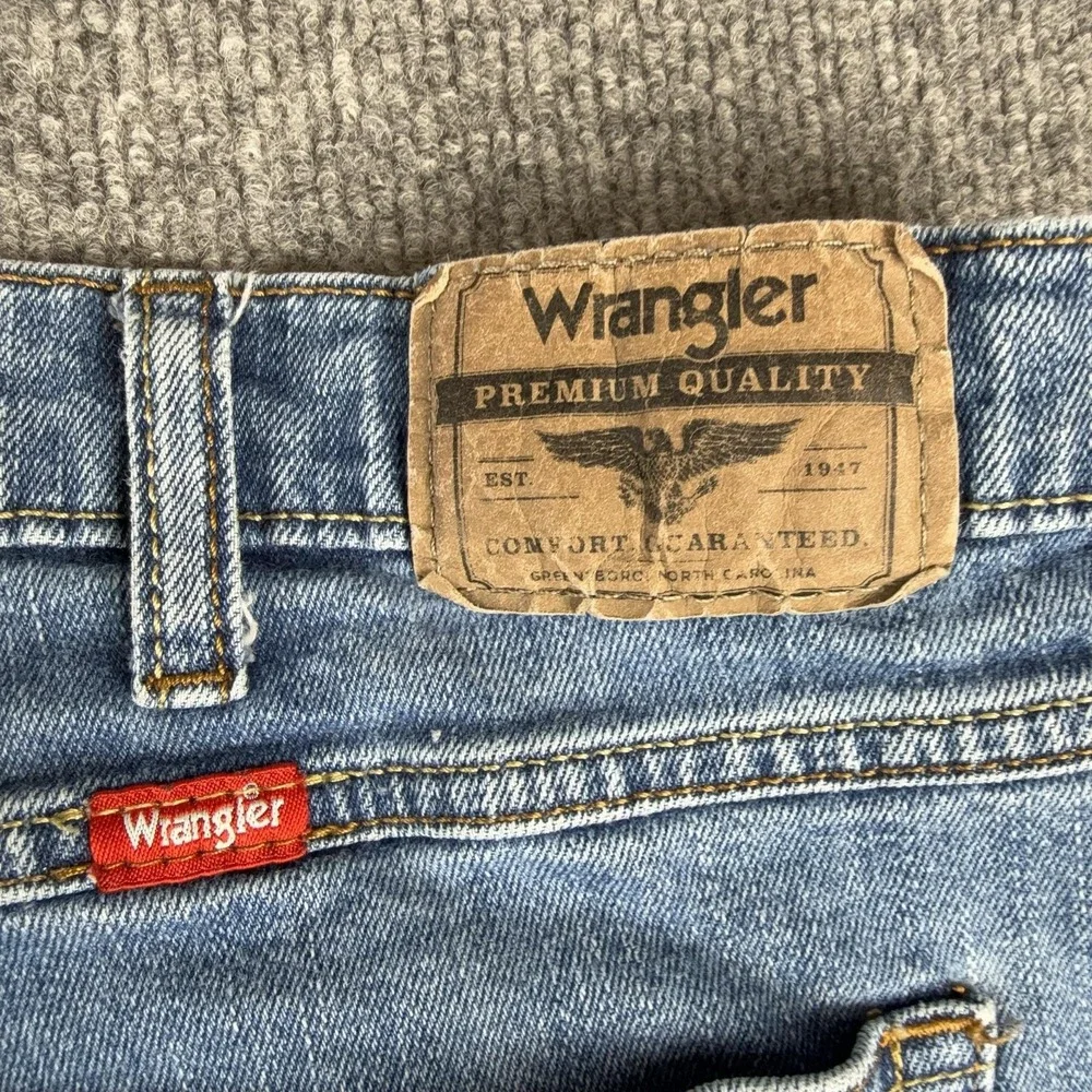 Wrangler Premium Quality Jeans Mens 42x30 Light Wash Blue Relaxed Boot Denim
